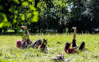Joga na trawie w Parku Jordana – organizator Fundacja Światło Jogi